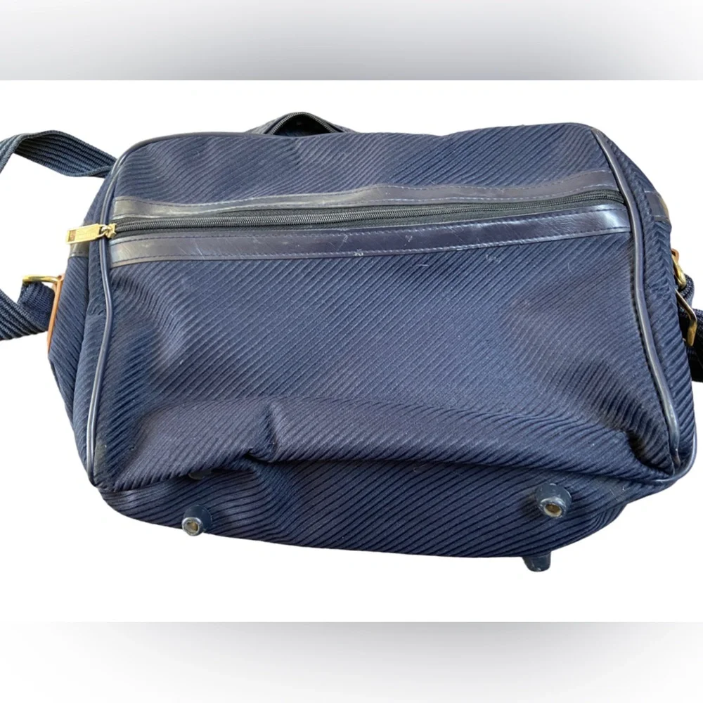 Nice Vintage Brittania Navy Blue Carry On 1980s Travel Luggage Overnight Bag